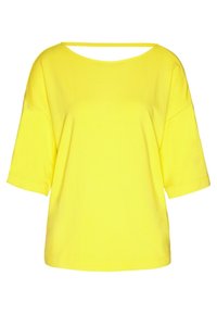 Žluté bavlněné tričko s širokým výstřihem a krátkými rukávy. Boční rozparky dodávají detail uvolněnému, boxovitému střihu. Hladká textura.