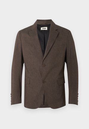 Brun herre skreddersydd blazer med hakkede slag, to frontknapper, klaffelommer og svart innerfôr mot en nøytral bakgrunn.