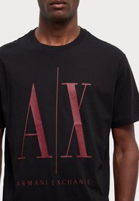 Armani Exchange Marškinėliai su spaudiniu - black/cabernet