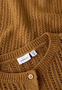 Brauner Strickcardigan mit geripptem Kragen, Holzknopf und einem weißen "name it" Markenetikett mit der Größe 7-8 Jahre, 122-128 cm.