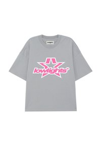 Camiseta de algodón gris con un gran gráfico de estrella rosa y blanca que lleva el texto "lowlights" en una fuente en negrita. Mangas cortas y de corte holgado.