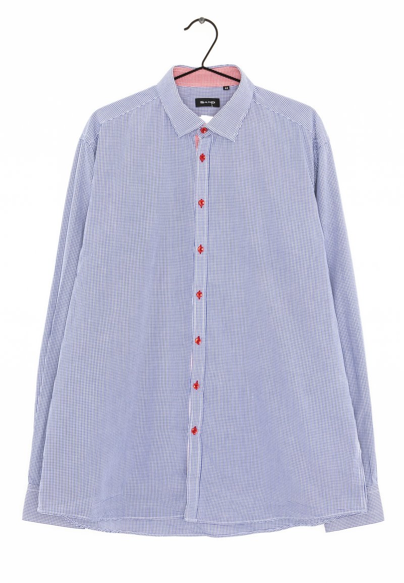 Camicia a quadri blu e bianchi con maniche lunghe, colletto, bottoni rossi e un anello per appenderla. Materiale in cotone, vestibilità rilassata.