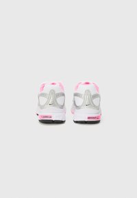 Chaussures de sport blanches avec des accents roses, dotées d'une tige en mesh, de pièces métalliques argentées et d'un bout arrondi. Les détails notables comprennent un design de talon distinct.