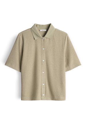 Beiges, kurzärmliges Strickhemd mit vertikaler Rippung, Kragen und weißen Knöpfen auf der Vorderseite, präsentiert vor weißem Hintergrund.