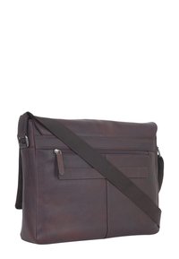 Rjava usnjena messenger torba z enim nastavljivim trakom, sprednjim žepom na zadrgo in gladko teksturo, ki se ponaša z minimalnim šivanjem in preprostim dizajnom.