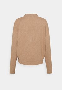 Maglione beige a coste con maniche lunghe e scollatura tonda leggermente rialzata, mostrato da dietro su sfondo bianco.