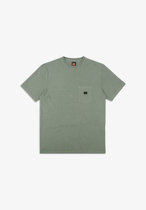 Camiseta de manga corta verde oliva, con cuello redondo acanalado, que presenta un bolsillo con un logo de elefante negro. Tejido de algodón suave, corte relajado.