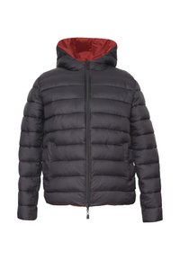 Giacca a vento nera con trapuntatura orizzontale, zip frontale, tasche laterali e cappuccio con bordo rosso, esposta frontalmente su sfondo bianco.
