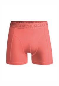 Korall színű poliészter boxeralsó rugalmas derékkal, "MUCHACHOMOLO" felirattal, sima textúrával és testhezálló kialakítással.