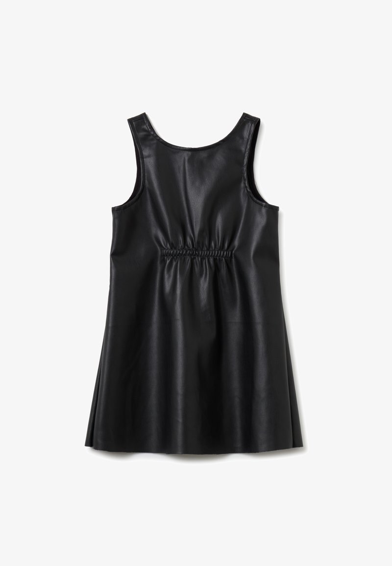 Robe noire sans manches en simili cuir avec un détail froncé à la taille et une jupe évasée, vue de dos sur fond blanc.
