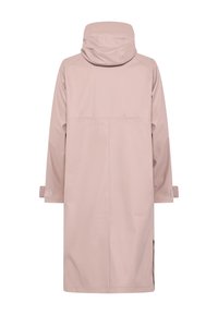 Lang, lyserød regnfrakke med hætte, lange ærmer, justerbare håndledsremme og en lige bagsøm, vist bagfra på en hvid baggrund.