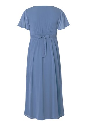 Maxikleid aus hellblauem Stoff mit kurzen Rüschenärmeln, tailliertem Schnitt und einer Schleifendetail am Rücken, dazu ein fließender Rock.