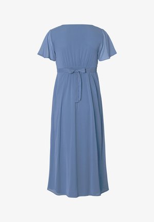 Robe longue en tissu bleu clair, avec des manches courtes évasées, une taille cintrée et un détail noué à l'arrière, avec une silhouette de jupe fluide.
