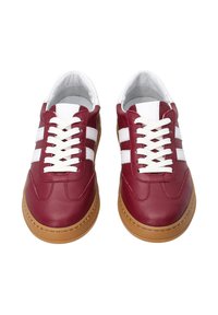 Bordeauxfarbene Leder-Sneaker mit weißen Streifen, runder Zehenpartie und weißen Schnürsenkeln; Gummisohle mit gestepptem Detail. Glatte Textur über das gesamte Schuhmaterial.