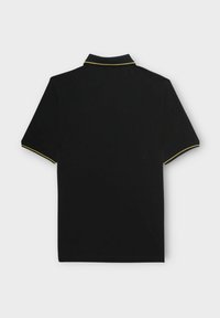 Polo shirt noir avec un col classique, présentant des accents jaunes sur le col et les manches. Fabriqué dans un tissu doux et texturé.