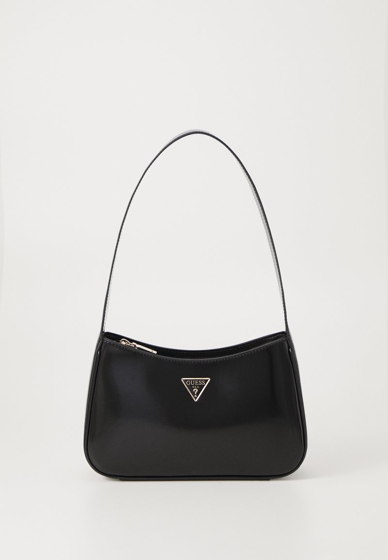 Petit sac à main noir brillant avec une seule bandoulière et un logo triangulaire Guess au centre à l'avant.