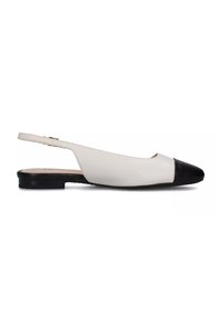 Scarpe flat slingback in pelle bianca con punta nera, dotate di tacco basso e cinturino regolabile. Texture liscia e design minimalista.