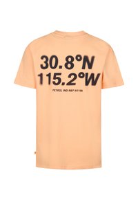 T-shirt en coton pêche avec un texte noir imprimé au dos indiquant des coordonnées et des détails de la marque. Manches courtes, col rond, coupe standard.