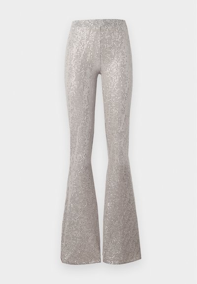 Pantaloni a palazzo argentati con paillettes, caratterizzati da una superficie testurizzata con righe verticali. Progettati con vita aderente e apertura della gamba più ampia all'orlo.