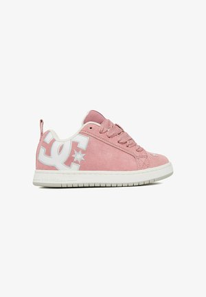 Sneaker rosa in camoscio basso con suola bianca, grande logo bianco sul lato, colletto imbottito e lacci rosa, mostrato su sfondo bianco.