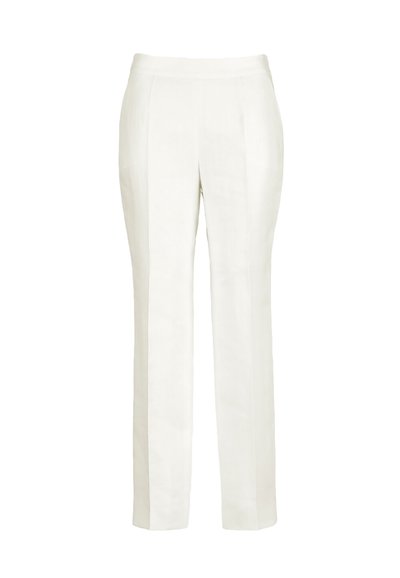 Fehér, egyenes szárú, szabott nadrág közepes derékmagassággal és vasalt elejű hajtással, alkalmas formális vagy üzleti viseletre.