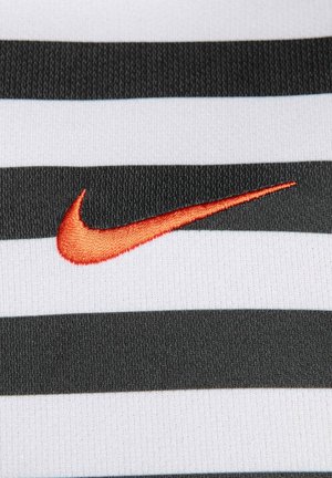 Svart och vitrandig tyg med en strukturerad väv; har en orange broderad Nike-logga i mitten.