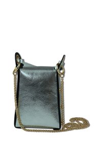 Metalen zilveren crossbodytas met een gestructureerd ontwerp, een gouden kettingriem, een platte bodem en zwarte accenten langs de randen.