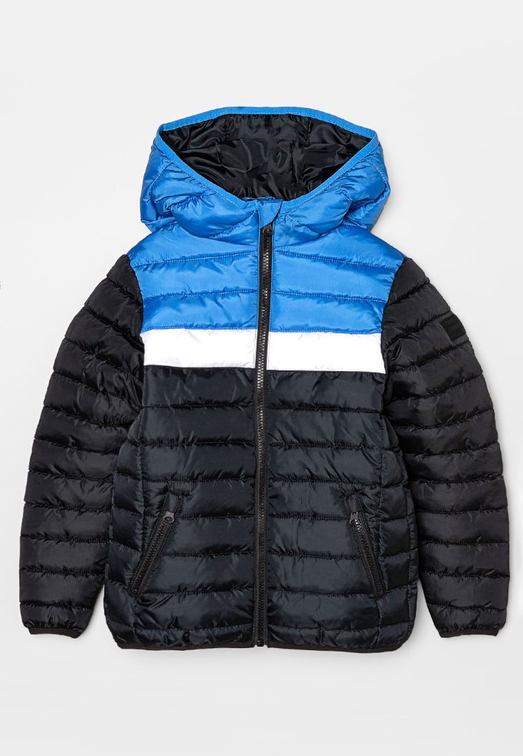 Gevoerde gewatteerde jas met een blauwe bovenkant, zwarte mouwen en witte streep. Voorzien van een ritssluiting en twee zijzakken. Gestructureerde afwerking.