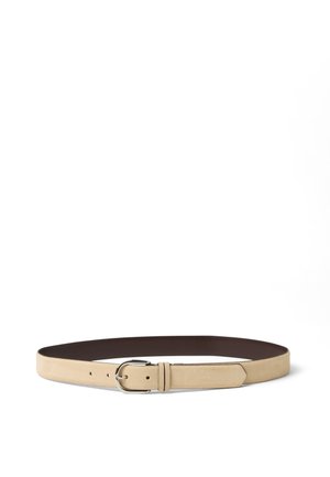 Beige suède riem met zilveren metalen gesp en twee riemlussen, plat gelegd op een witte achtergrond.