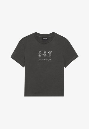 Charcoal-grijze T-shirt van zachte katoen, met witte geborduurde bloemen en de tekst "groei positieve gedachten" onder het ontwerp.