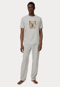 Grå bomullspyjamas-set med en t-shirt med kort ärm som har en geometrisk björngrafik och matchande långbyxor.