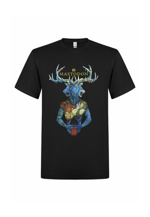 Czarna koszulka z kolorową grafiką niebieskiego, trójgłowego jelenia z porożem i tatuażowanym ludzkim tułowiem, nad napisem „MASTODON” wykonanym złotymi literami.