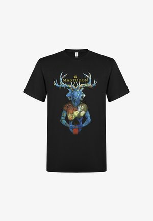 Sort T-shirt med farverigt artwork af en blå trehovedet hjort med gevir og en tatoveret menneskelig overkrop, over ordet "MASTODON" i guld.