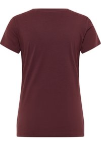 Camiseta de algodón burdeos con mangas cortas y un sencillo cuello redondo. Textura suave con un corte regular y sin patrones o detalles visibles.