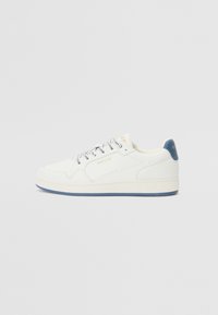 Sneaker in pelle bianca con punta rotonda, dettagli perforati, accentuazione blu sul tallone e lacci con un motivo blu e bianco. Logo sul lato.