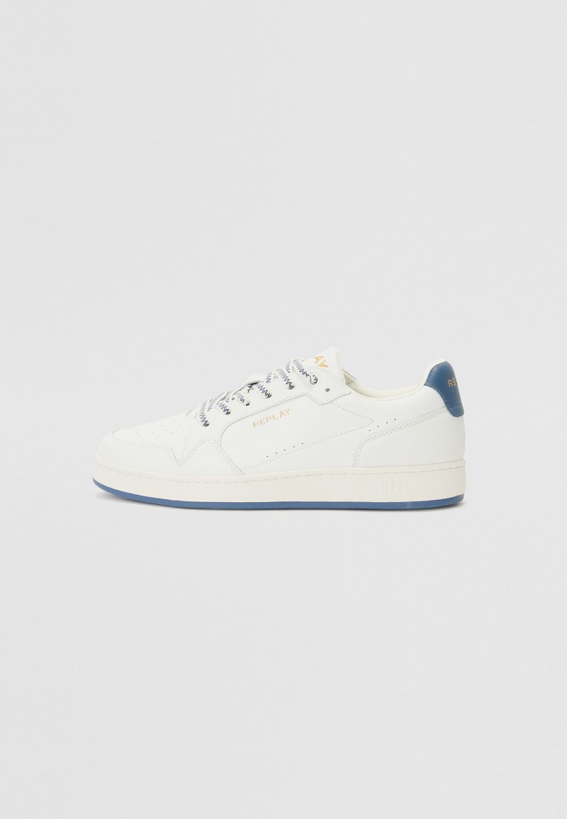 Sneaker in pelle bianca con punta rotonda, dettagli perforati, accentuazione blu sul tallone e lacci con un motivo blu e bianco. Logo sul lato.