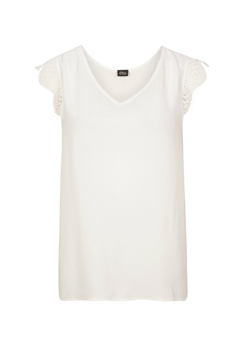 Blouse blanche sans manches avec encolure en V et bordure en dentelle sur les épaules, vue de face sur un fond uni.