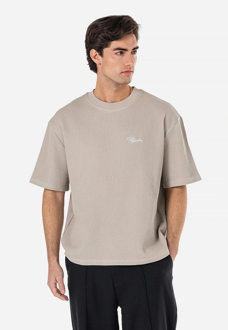 Tricou bej cu dungi, cu mâneci scurte, decolteu rotund și un mic detaliu cu logo alb pe piept. Croială lejeră și textură moale.