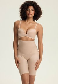 Nude zestaw bielizny składający się z usztywnianego biustonosza w stylu plunge oraz wysokich szortów modelujących z gładkim, teksturowanym wykończeniem.