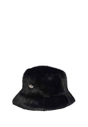 Sombrero tipo bucket de pelo sintético negro con un pequeño logo plateado de Adidas en el centro delantero.