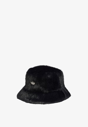 Sombrero tipo bucket de pelo sintético negro con un pequeño logo plateado de Adidas en el centro delantero.