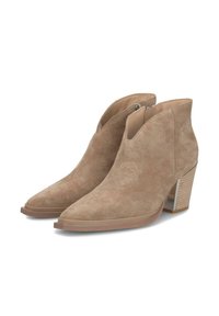 Par de botines de ante beige con cremalleras laterales, puntas afiladas y tacones de bloque apilados sobre un fondo blanco.