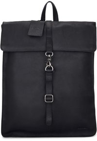 Sac à dos en cuir noir avec un design structuré, doté d'un rabat pliable, d'une sangle ajustable et d'accents en métal. Texture lisse.