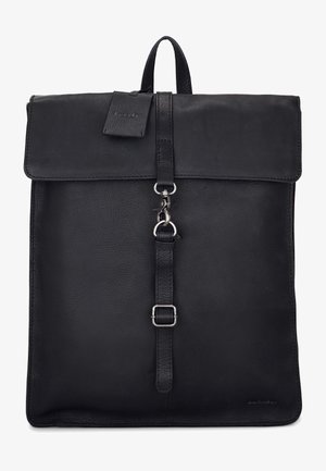 Zwarte leren rugzak met een gestructureerd ontwerp, voorzien van een oprolbare flap, verstelbare schouderband en metalen hardware accenten. Glad textuur.