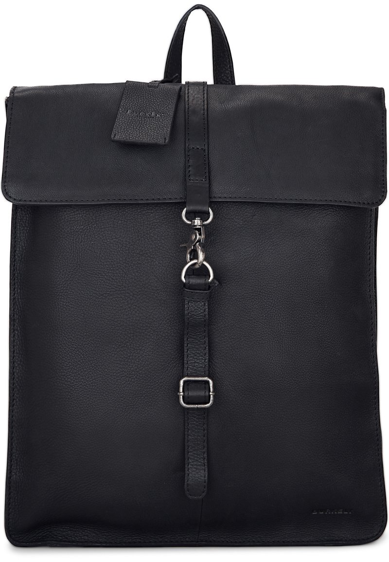 Sac à dos en cuir noir avec un design structuré, doté d'un rabat pliable, d'une sangle ajustable et d'accents en métal. Texture lisse.