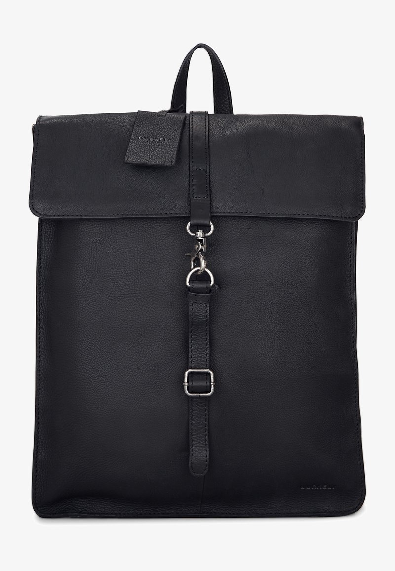 Zaino in pelle nera con un design strutturato, dotato di un lembo pieghevole, spallacci regolabili e accessori in metallo. Texture liscia.