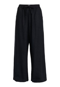 Czarne spodnie w szerokim kroju wykonane z miękkiego materiału, z elastycznym paskiem w talii i regulowanym sznurkiem. Prosty design bez wzorów i akcentów.