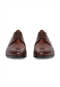 Hnědé kožené společenské boty se hladkým povrchem, špičatou špičkou a propracovaným šněrováním. Mají tmavé šněrování a jemný lesk.