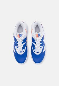 Ein Paar weiße und blaue Sportschuhe mit orangefarbenen Akzenten, weißen Schnürsenkeln und einem Mesh-Futter, von oben auf einem weißen Hintergrund betrachtet.