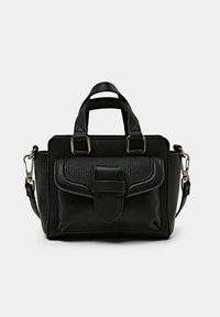 Sac à main en cuir noir texturé avec poche avant à rabat, doubles poignées supérieures et bandoulière amovible avec clips en métal argenté.